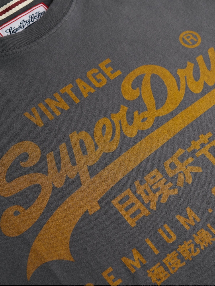 Gris - Superdry VI Classic T-Shirt - Imagen 6 de 6