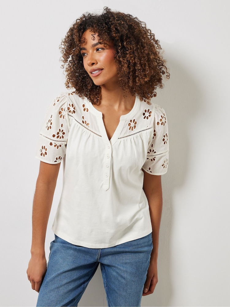 Blanco - M&Co Woven Broderie Sleeve 100% Cotton T-Shirt - Imagen 2 de 4