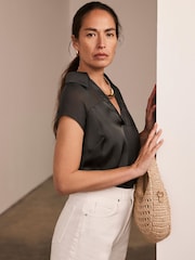 Mint Velvet Khaki Satin V-Neck Top - Imagen 2 de 8