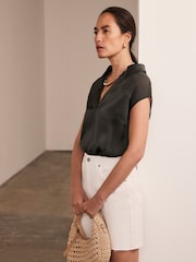 Mint Velvet Khaki Satin V-Neck Top - Imagen 4 de 8