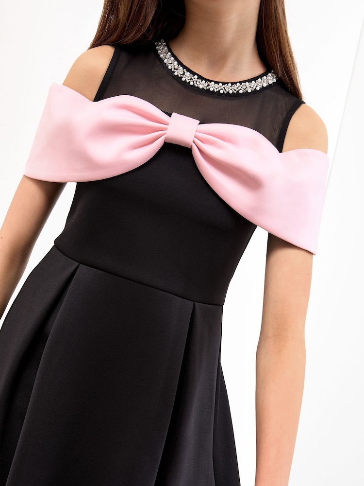 Lipsy Cold Shoulder Bow Occasion Dress (5-16yrs) - صورة 4 من 4 Lipsy Cold Shoulder Bow Occasion Dress (5-16yrs) - صورة 4 من 4