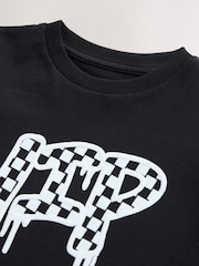 Black VIP - تيشرت مزين بطبعة جرافيك بكُم قصير من القطن 100% (3 شهور-8 سنوات) - صورة 3 من 4