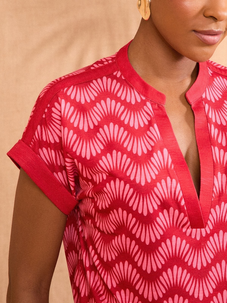 Love & Roses Red and White Petal Wave Print V-Neck Jersey T-Shirt - Image 2 of 4