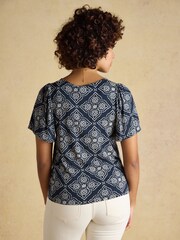 أزرق داكن شكل هندسي - Joules Nia Pleat Front Short Sleeve Jersey Top - صورة 2 من 8