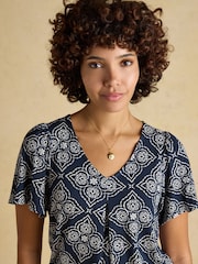 أزرق داكن شكل هندسي - Joules Nia Pleat Front Short Sleeve Jersey Top - صورة 5 من 8