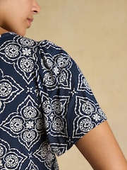 أزرق داكن شكل هندسي - Joules Nia Pleat Front Short Sleeve Jersey Top - صورة 6 من 8