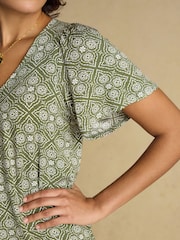 أخضر شكل هندسي - Joules Nia Pleat Front Short Sleeve Jersey Top - صورة 4 من 7
