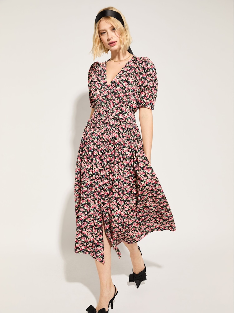 Baukjen – Holly – Midikleid mit V-Ausschnitt, tailliert, mit schwarzem Rosen-Blumenprint - Bild 1 von 3 Baukjen – Holly – Midikleid mit V-Ausschnitt, tailliert, mit schwarzem Rosen-Blumenprint - Bild 1 von 3
