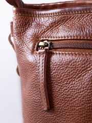 بني - حقيبة تعلق حول الجسم موديل Wreay من Lakeland Leather - Image 8 of 8