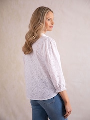 Белая блузка из 100% хлопка с вышивкой Lakeland Clothing Joy - Изображение 3 из 7