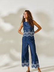 JDY Sleeveless Embroidery Scallop Detail Denim Blouses - Imagen 2 de 7