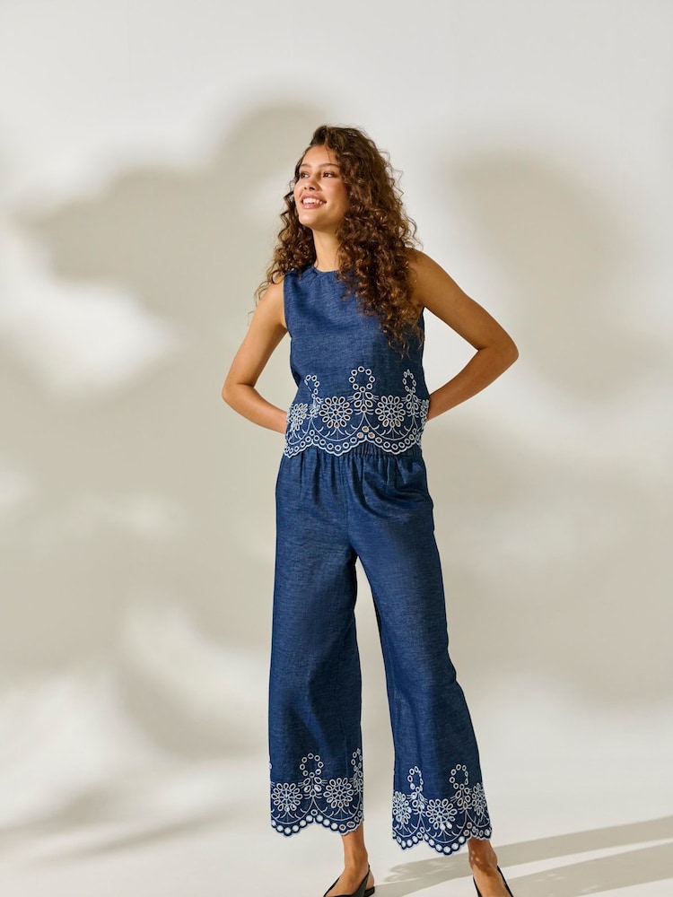 JDY Sleeveless Embroidery Scallop Detail Denim Blouses - Imagen 2 de 7