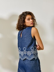 JDY Sleeveless Embroidery Scallop Detail Denim Blouses - Imagen 3 de 7