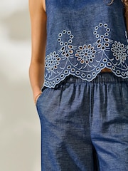 JDY Sleeveless Embroidery Scallop Detail Denim Blouses - Imagen 4 de 7