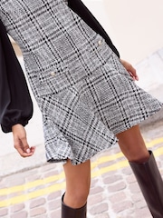 Monocromático - Friends Like These Boucle Peplum Hem Mini Dress - Imagen 2 de 5