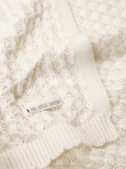 Crema - The Little Tailor Baby Scallop Design Pointelle 100% Cotton White Blanket - Imagen 4 de 4