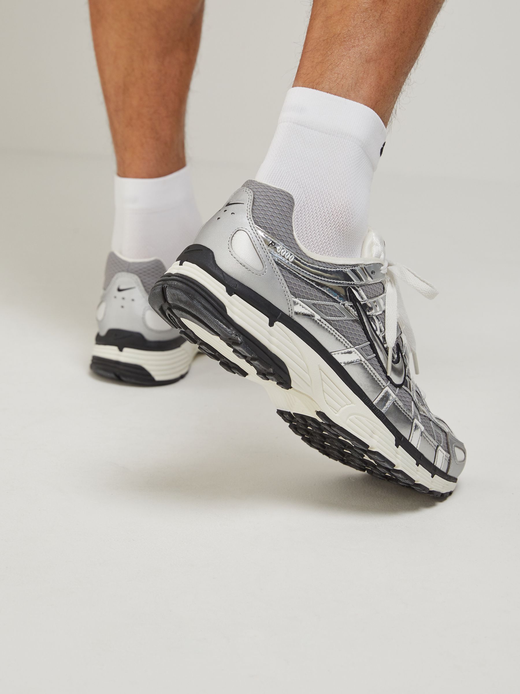 Cumpără Gri/Argintiu - Nike P-6000 from Next Romania