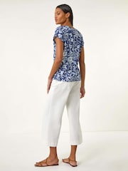 Camiseta Roman Floral com Decote Recortado - Imagem 3 de 5