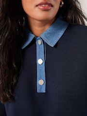 Gola detalhada em jeans azul marinho - Blusa polo de manga comprida com toque macio e aconchegante - Imagem 4 de 7