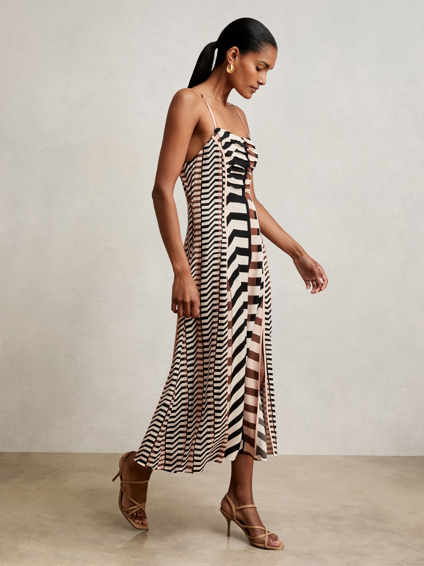 【海外限定】REISSワンピース☆Black/Brown ie Chevron-Str Buy Reiss Black/Brown Georgie Chevron-Stripe Ruched Midi