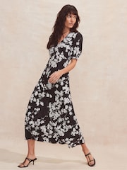 Ro&Zo Black Petite Mono Ditsy V-Neck Midi Dress - Image 2 of 4