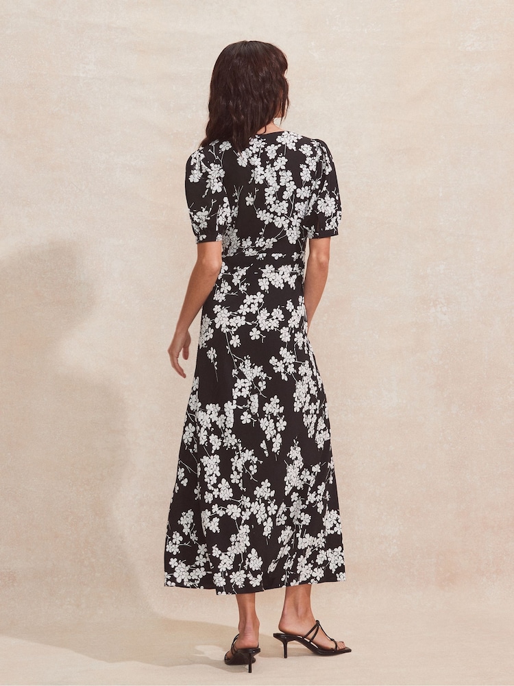 Ro&Zo Black Petite Mono Ditsy V-Neck Midi Dress - Image 4 of 4