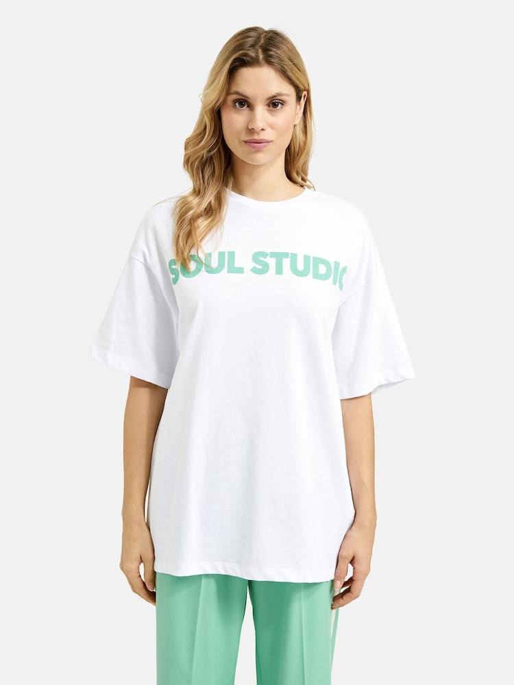 تيشرت كبير الحجم من Smith & Soul بشعار "SOUL STUDIO" 100% قطن - صورة 2 من 5 تيشرت كبير الحجم من Smith & Soul بشعار "SOUL STUDIO" 100% قطن - صورة 2 من 5