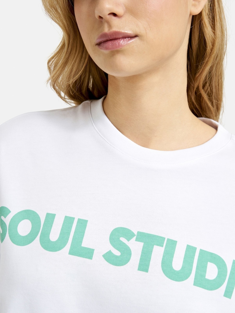 تيشرت كبير الحجم من Smith & Soul بشعار "SOUL STUDIO" 100% قطن - صورة 5 من 5 تيشرت كبير الحجم من Smith & Soul بشعار "SOUL STUDIO" 100% قطن - صورة 5 من 5