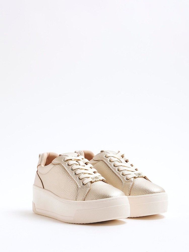 ذهبي - حذاء رياضي برباط ونعل مرتفع من الأمام من River Island - Image 3 of 6