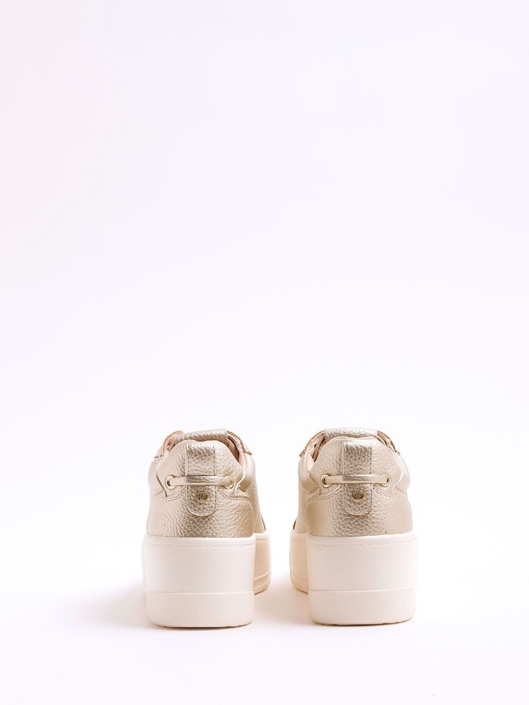 ذهبي - حذاء رياضي برباط ونعل مرتفع من الأمام من River Island - Image 4 of 6
