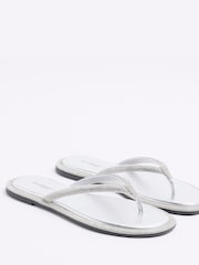 Plateado - Sandalias con tira al dedo y adornos de River Island - Imagen 3 de 5