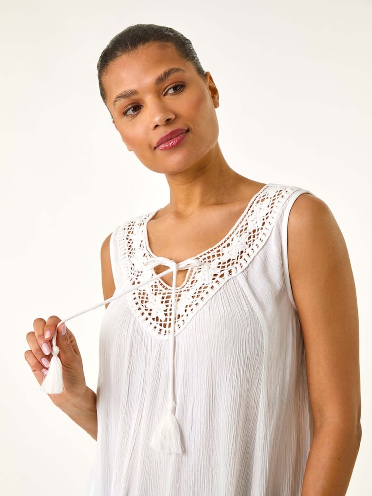 Blusa com decote redondo e bordado romano - Imagem 2 de 5