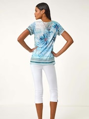 Camiseta elástica com estampa floral romana e contraste de diamantes - Imagem 2 de 5