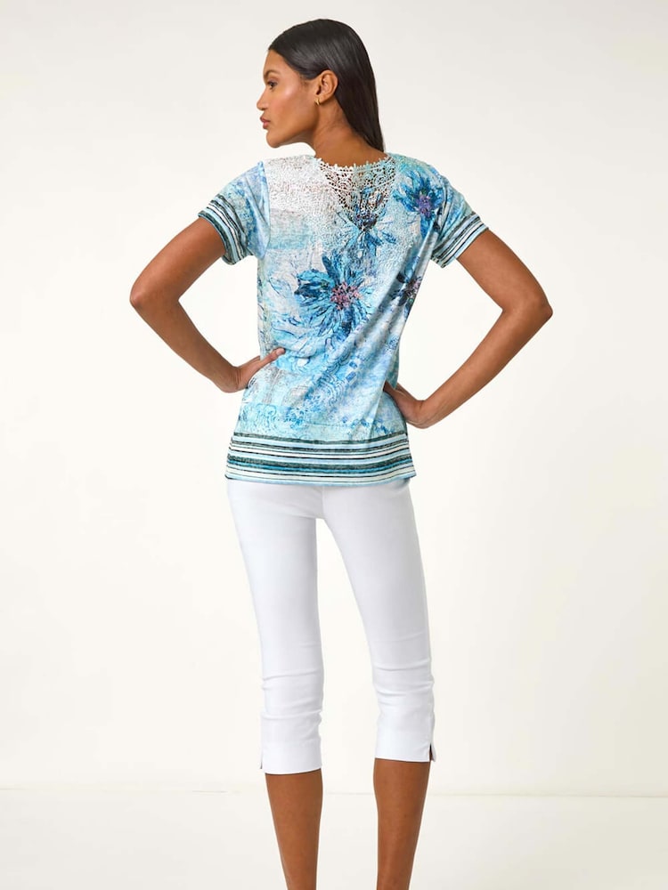 Camiseta elástica com estampa floral romana e contraste de diamantes - Imagem 2 de 5