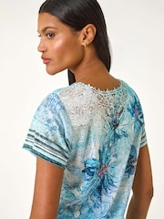 Camiseta elástica com estampa floral romana e contraste de diamantes - Imagem 4 de 5