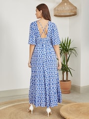 Vestido longo estampado Yumi com costas cruzadas - Imagem 4 de 5