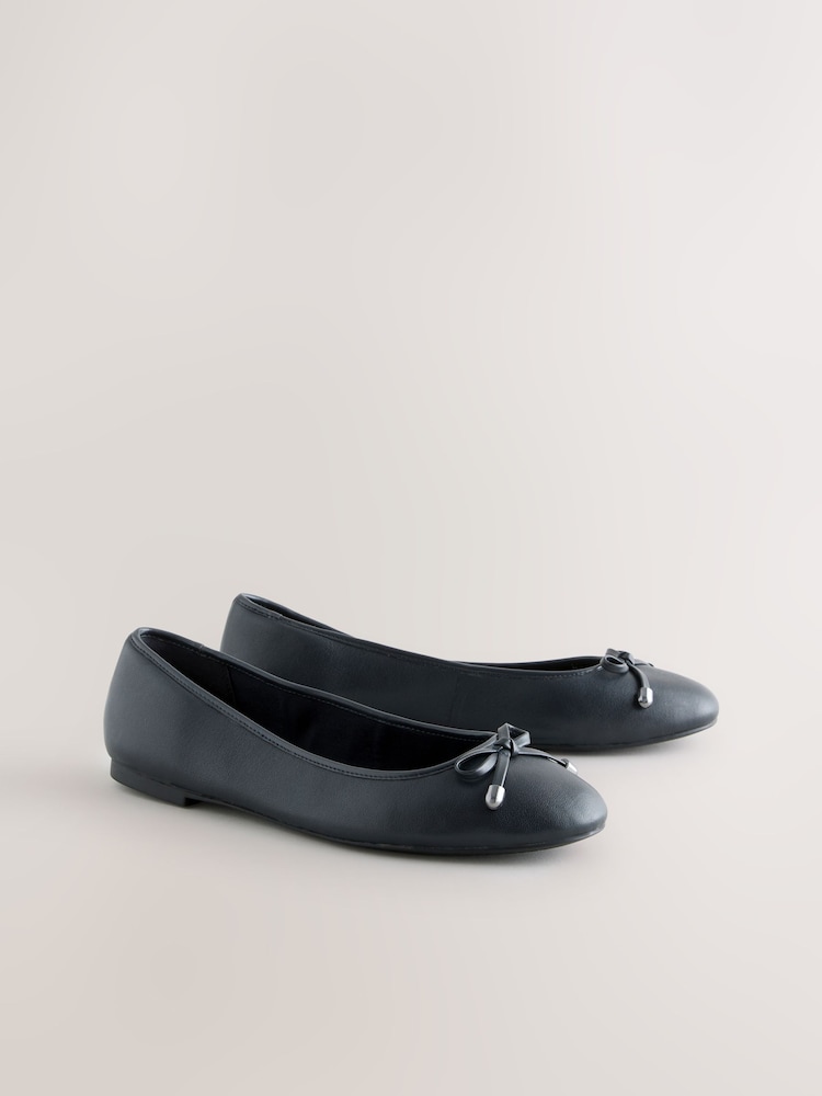 Azul marino - Bailarinas con puntera redonda de cuero de Forever Comfort® - Imagen 2 de 5