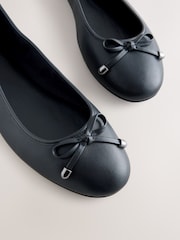 Azul marino - Bailarinas con puntera redonda de cuero de Forever Comfort® - Imagen 4 de 5