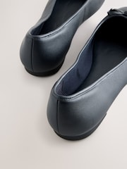 Azul marino - Bailarinas con puntera redonda de cuero de Forever Comfort® - Imagen 5 de 5