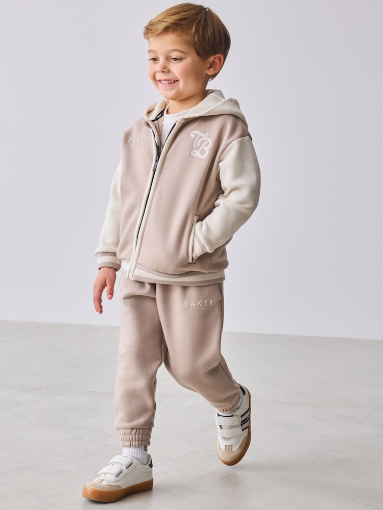 صخري - حزمة من 3 قطع بنطلون رياضي وتيشِرت وهودي بتصميم سترة رياضية من تشكيلة Baker من Ted Baker - صورة 1 من 9 صخري - حزمة من 3 قطع بنطلون رياضي وتيشِرت وهودي بتصميم سترة رياضية من تشكيلة Baker من Ted Baker - صورة 1 من 9