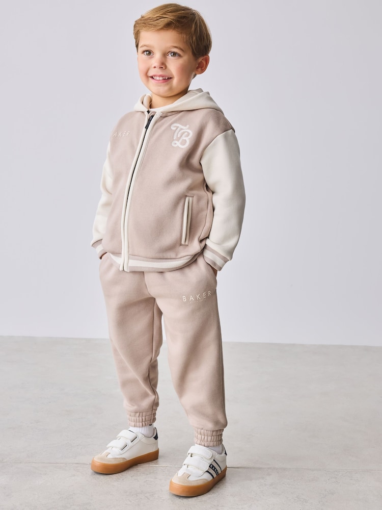 صخري - حزمة من 3 قطع بنطلون رياضي وتيشِرت وهودي بتصميم سترة رياضية من تشكيلة Baker من Ted Baker - صورة 2 من 9 صخري - حزمة من 3 قطع بنطلون رياضي وتيشِرت وهودي بتصميم سترة رياضية من تشكيلة Baker من Ted Baker - صورة 2 من 9