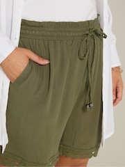 Yours Curve Green Trim Hem Crinkle Shorts - Image 4 of 9