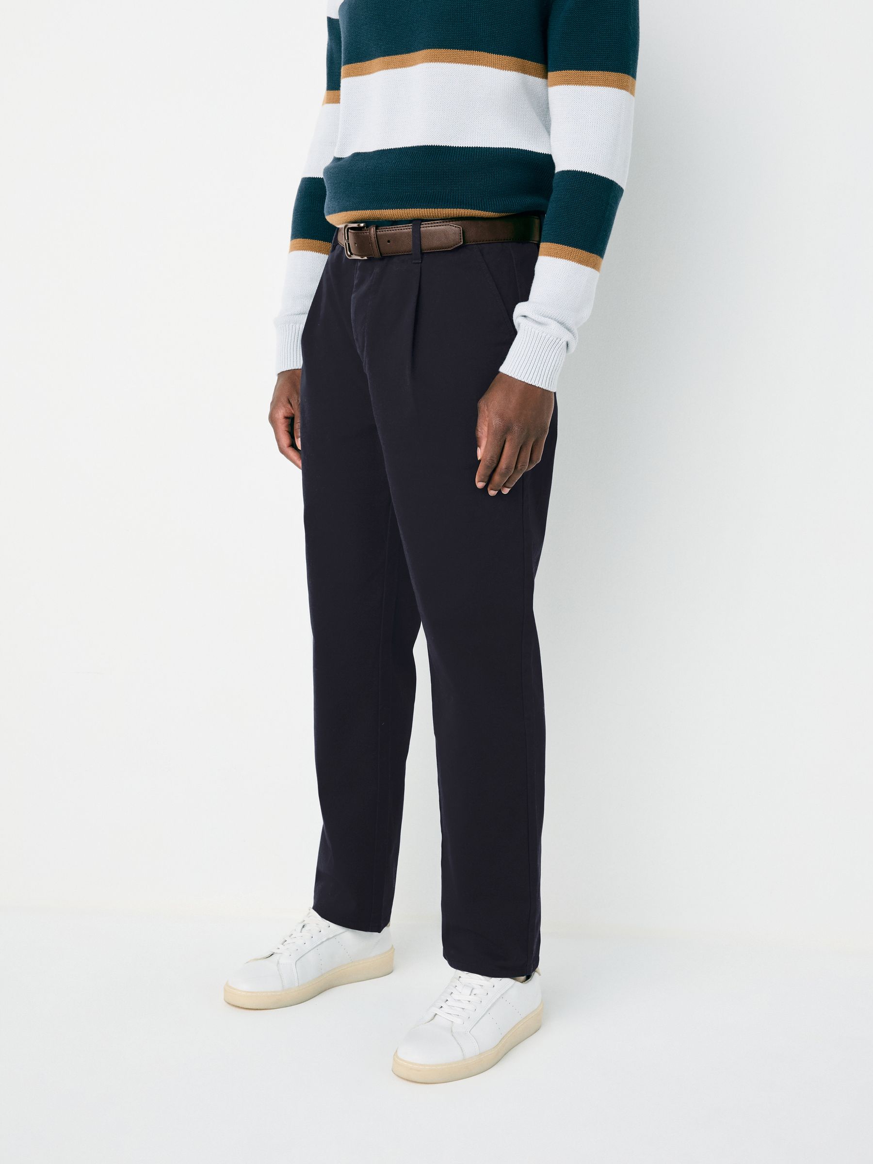 Next：日本 ネイビー - ベルト付き ソフトタッチ プリーツ チノパン