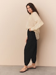 שחור - מכנסי טרנינג בגזרת שרוואל מבד ג'רזי - תמונה 4 מתוך 8