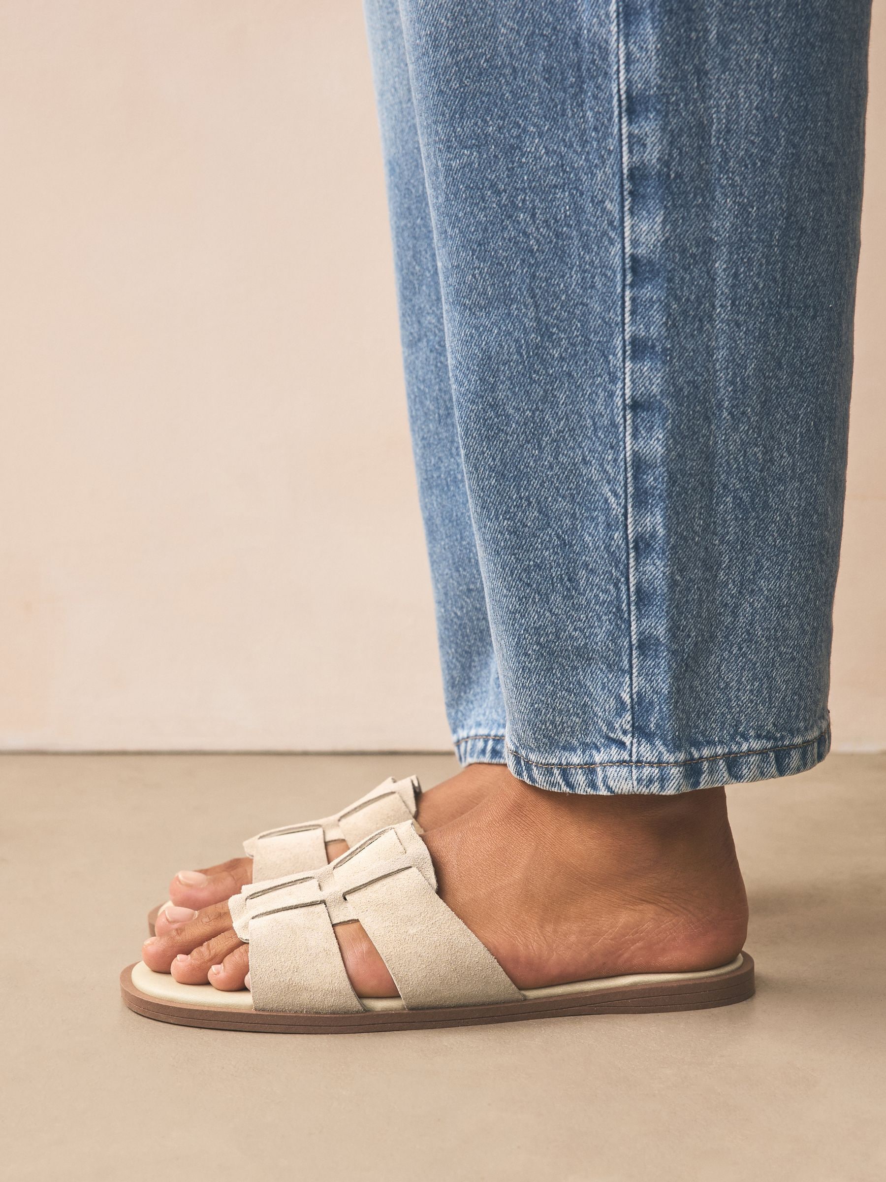 Cumpără Neutru Taupe Suede - Sandale Sabot cu fante from Next Romania