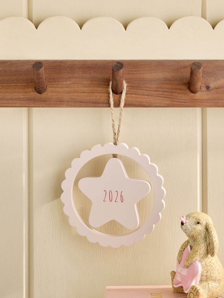 Viseč okras za deklice Born In 2026 - Slika 2 iz 3