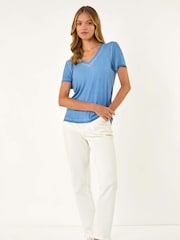 Azul - Roman Bead Trim Detail V-Neck T-Shirt - Imagem 2 de 5