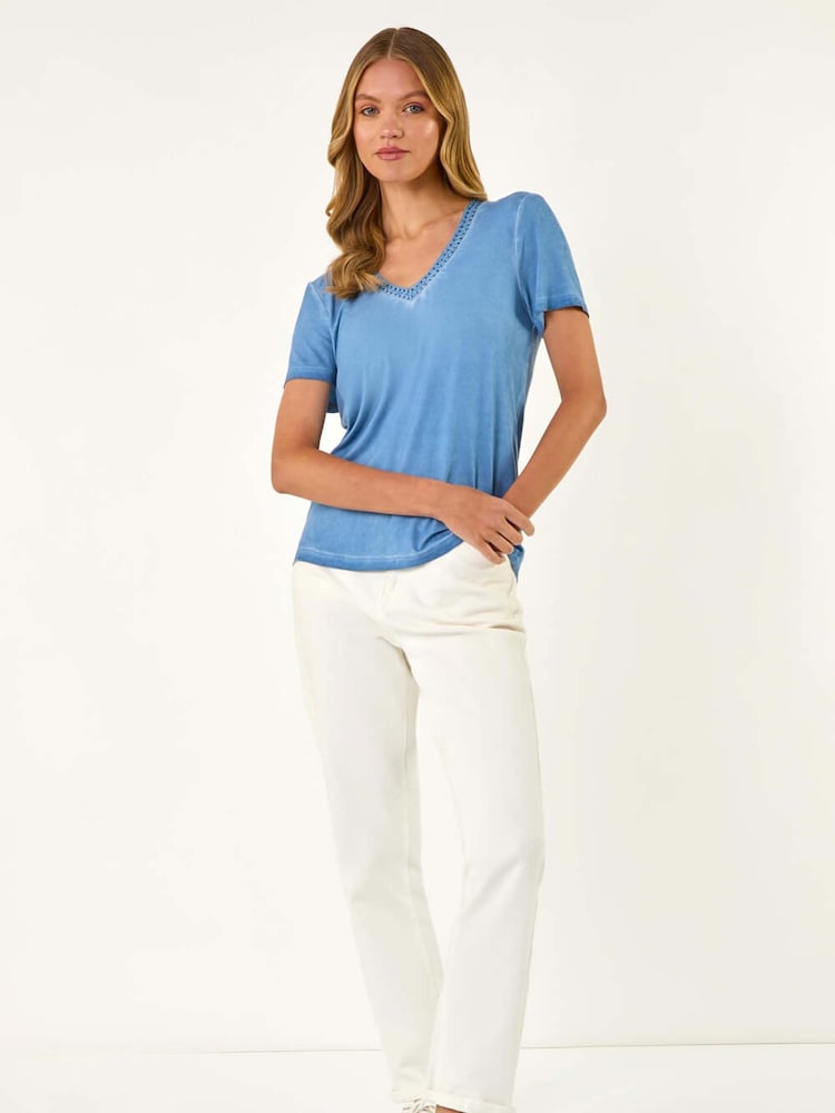 Azul - Roman Bead Trim Detail V-Neck T-Shirt - Imagem 2 de 5