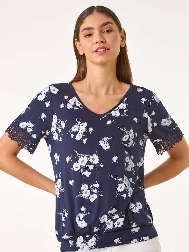 Camiseta elástica com estampa floral romana e decote em V e renda - Imagem 1 de 5
