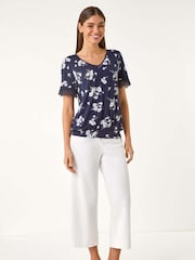 Camiseta elástica com estampa floral romana e decote em V e renda - Imagem 2 de 5